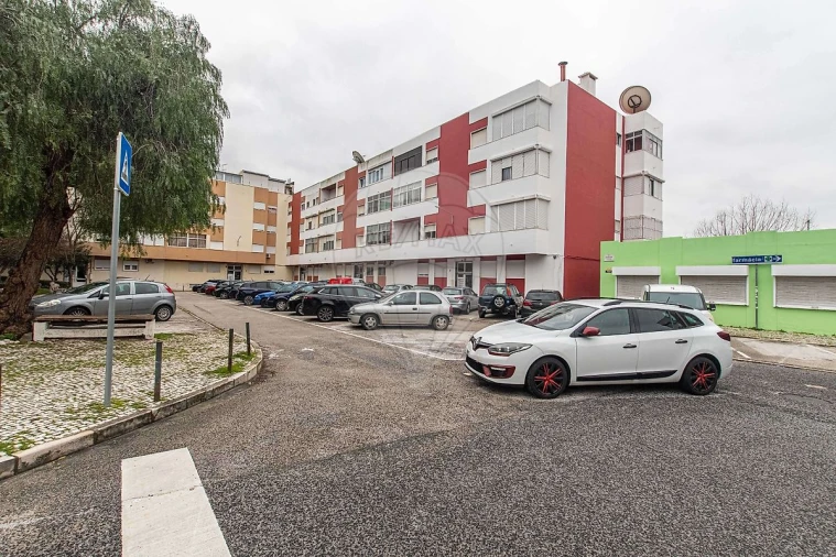 Apartamento T3 para Venda em Póvoa de Santa Iria e Forte da Casa Foto 3