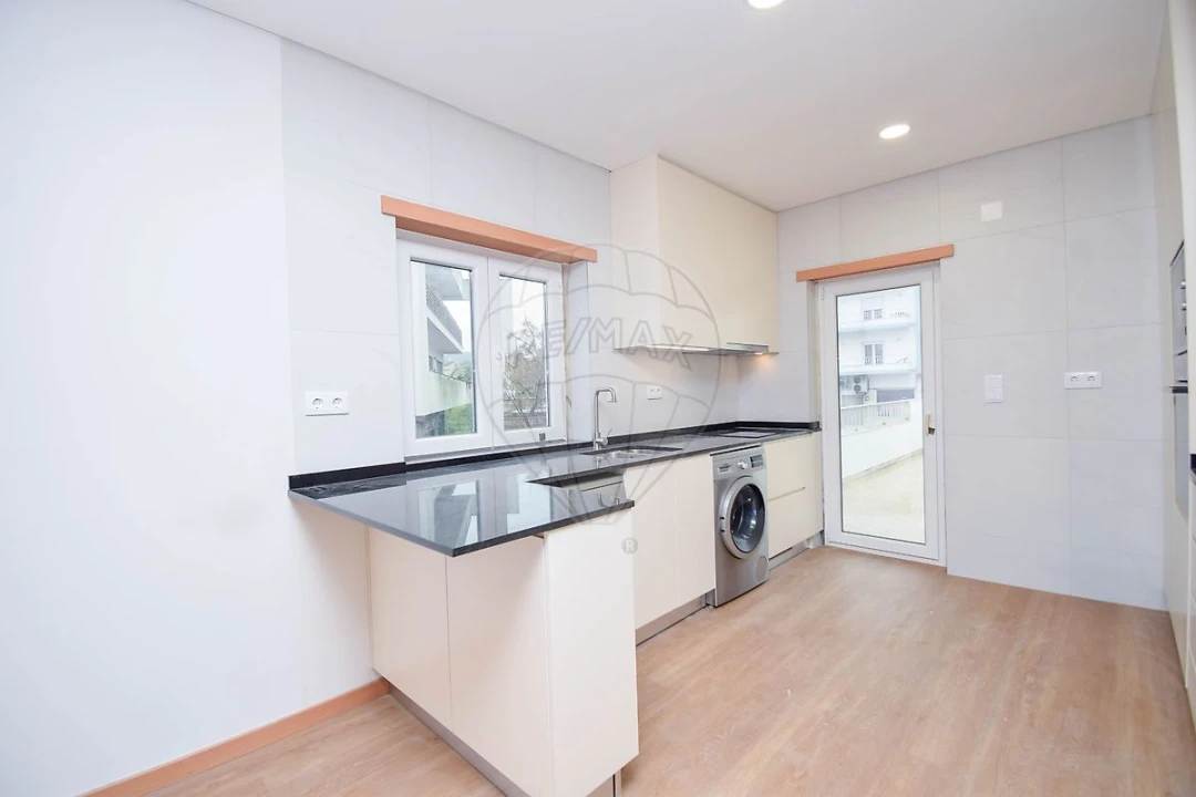 Apartamento T3 para Venda em Pontinha e Famões Foto 3