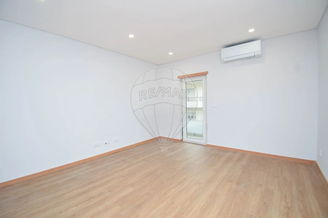 Apartamento T3 para Venda em Pontinha e Famões Foto 6