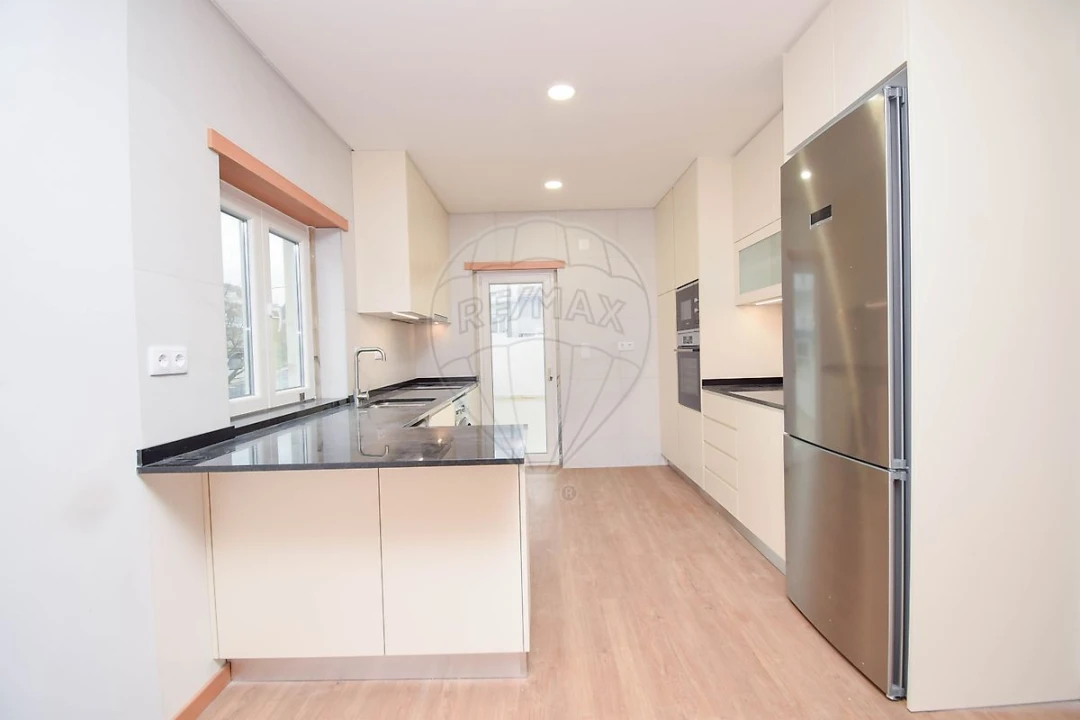 Apartamento T3 para Venda em Pontinha e Famões Foto 1