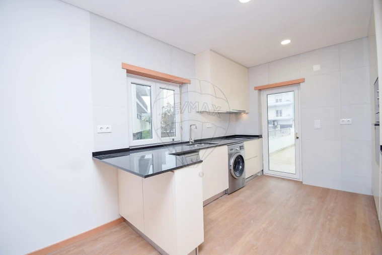 Apartamento T3 para Venda em Pontinha e Famões Foto 3