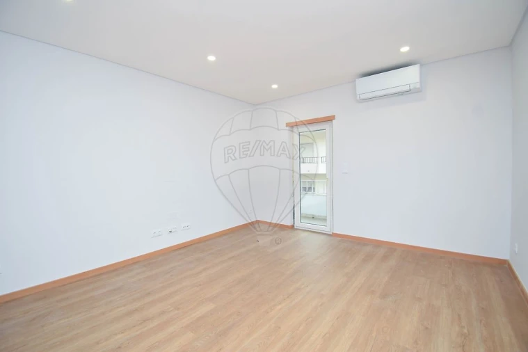 Apartamento T3 para Venda em Pontinha e Famões Foto 6