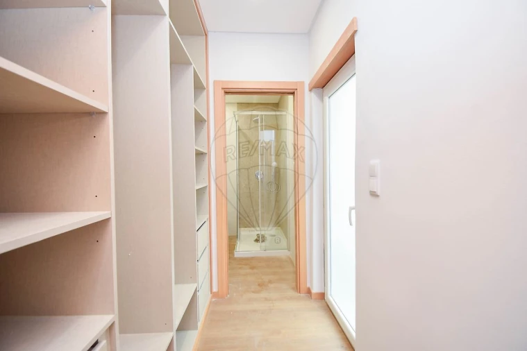 Apartamento T3 para Venda em Pontinha e Famões Foto 13