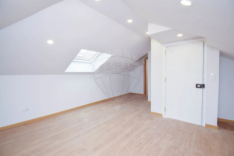 Apartamento T3 para Venda em Pontinha e Famões Foto 27