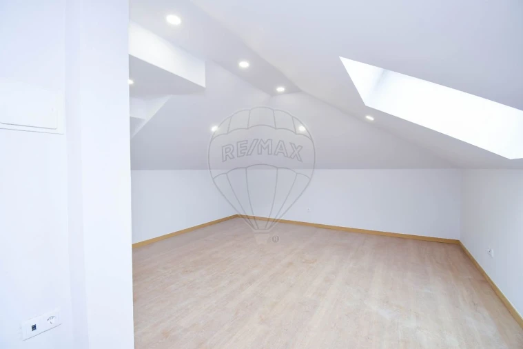 Apartamento T3 para Venda em Pontinha e Famões Foto 25