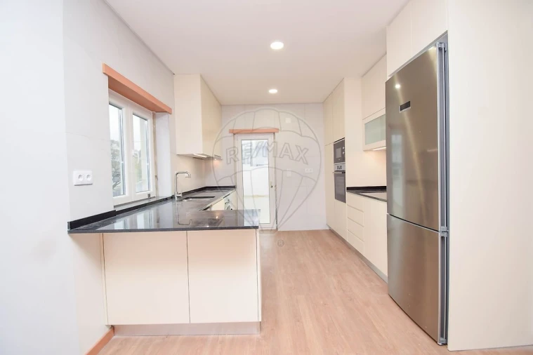 Apartamento T3 para Venda em Pontinha e Famões Foto 1