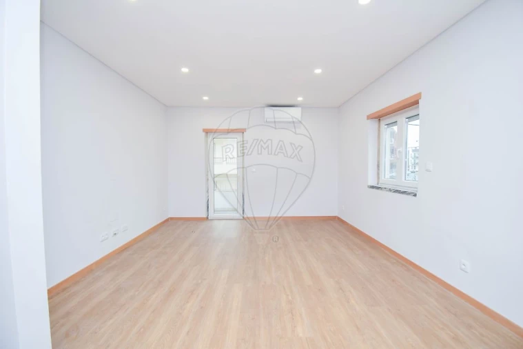 Apartamento T3 para Venda em Pontinha e Famões Foto 2