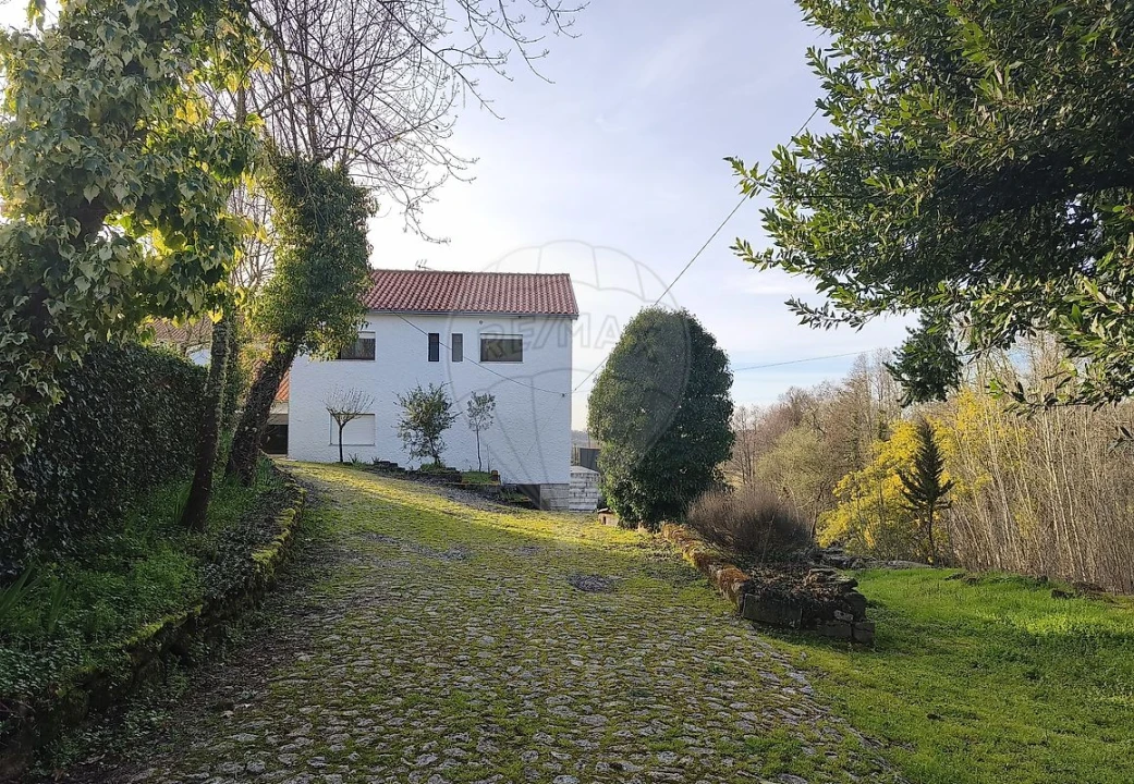 Moradia T4 para Venda em Castainço Foto 24