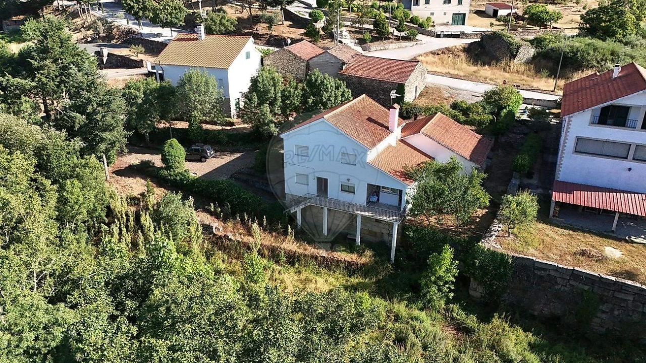 Moradia T4 para Venda em Castainço Foto 30