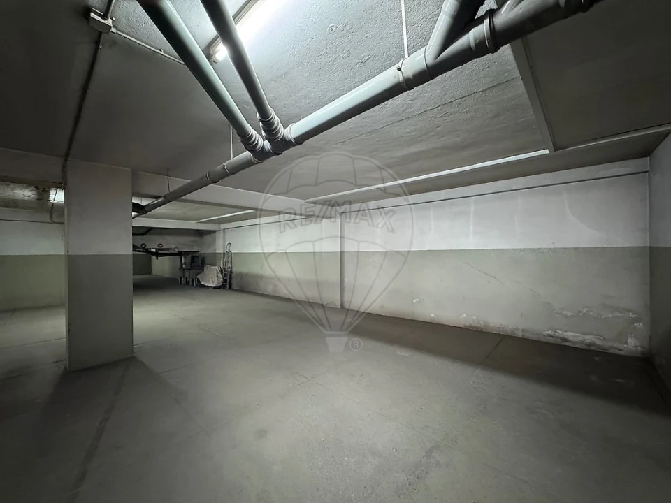 Garagem para Venda em Oliveira do Douro Foto 1