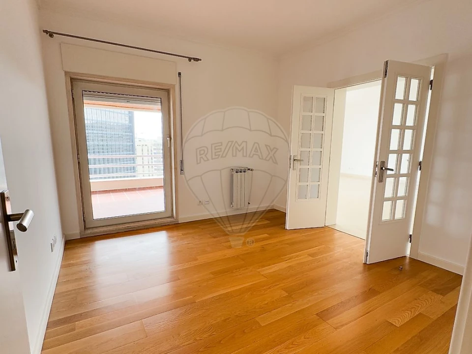 Apartamento T4 para Arrendamento em Algés, Linda-A-Velha e Cruz Quebrada-Dafundo Foto 4