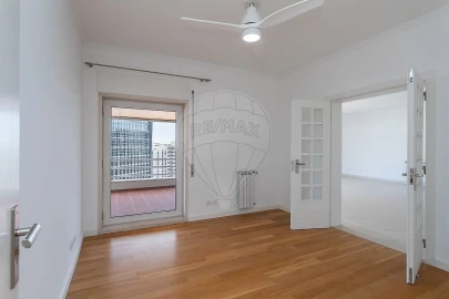 Apartamento T3 para Arrendamento em Algés, Linda-A-Velha e Cruz Quebrada-Dafundo