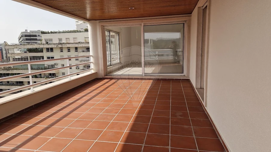 Apartamento T4 para Arrendamento em Algés, Linda-A-Velha e Cruz Quebrada-Dafundo Foto 13