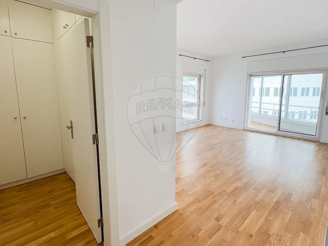 Apartamento T4 para Arrendamento em Algés, Linda-A-Velha e Cruz Quebrada-Dafundo Foto 9