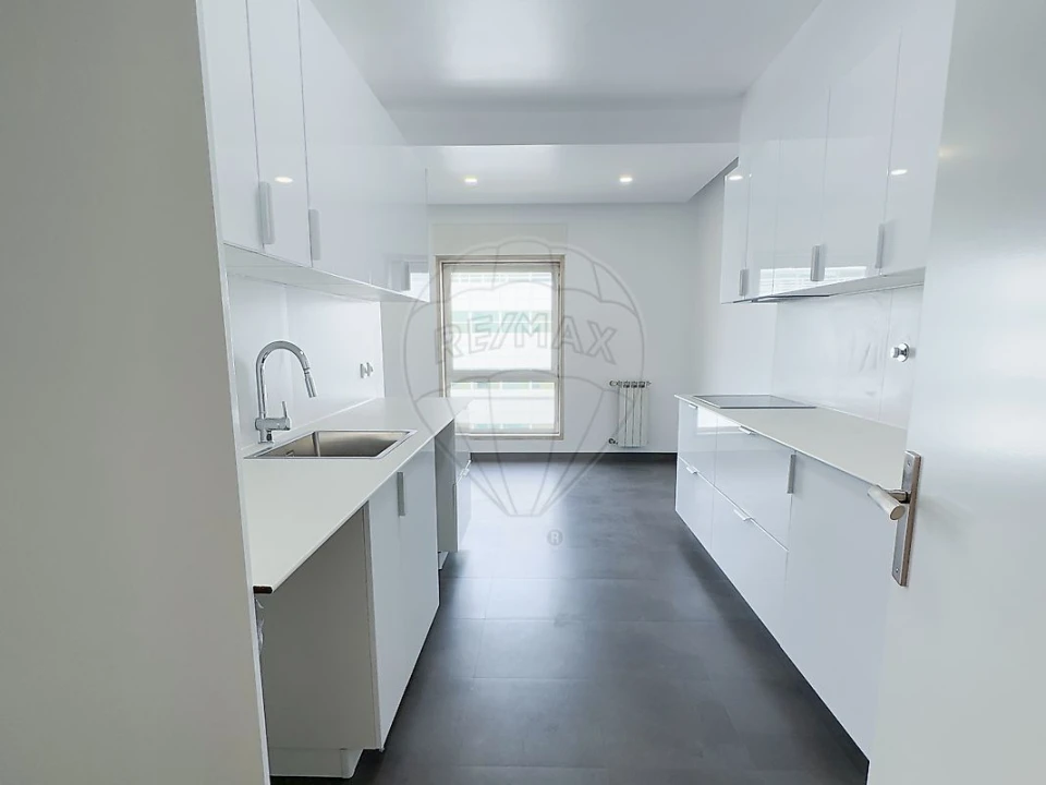 Apartamento T4 para Arrendamento em Algés, Linda-A-Velha e Cruz Quebrada-Dafundo Foto 1