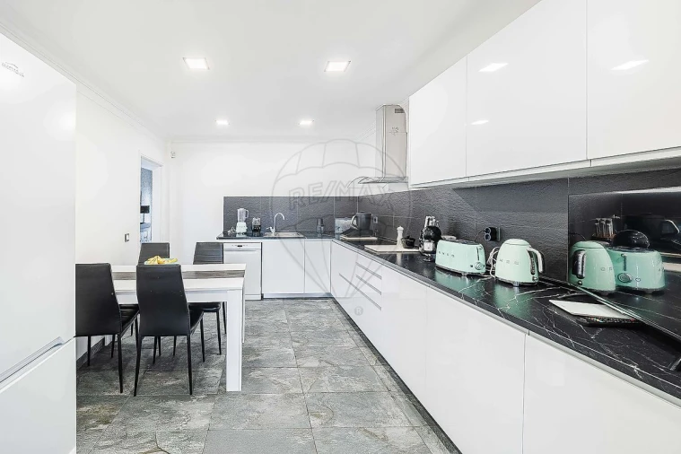 Moradia T4 para Venda em Santa Maria e São Miguel, São Martinho, São Pedro Penaferrim Foto 10