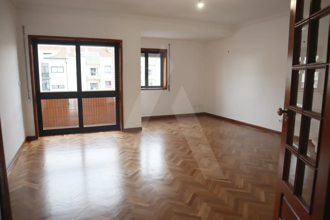 Apartamento T3 para Arrendamento em Glória e Vera Cruz Foto 3