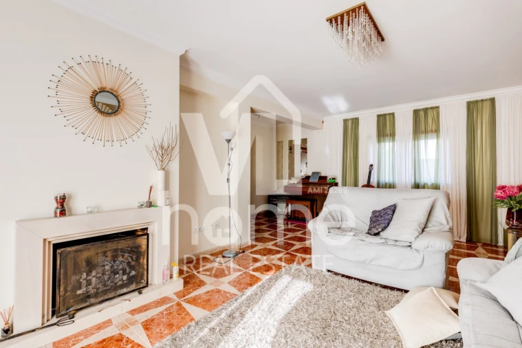 Moradia T4 para Venda em Parceiros e Azoia Foto 1