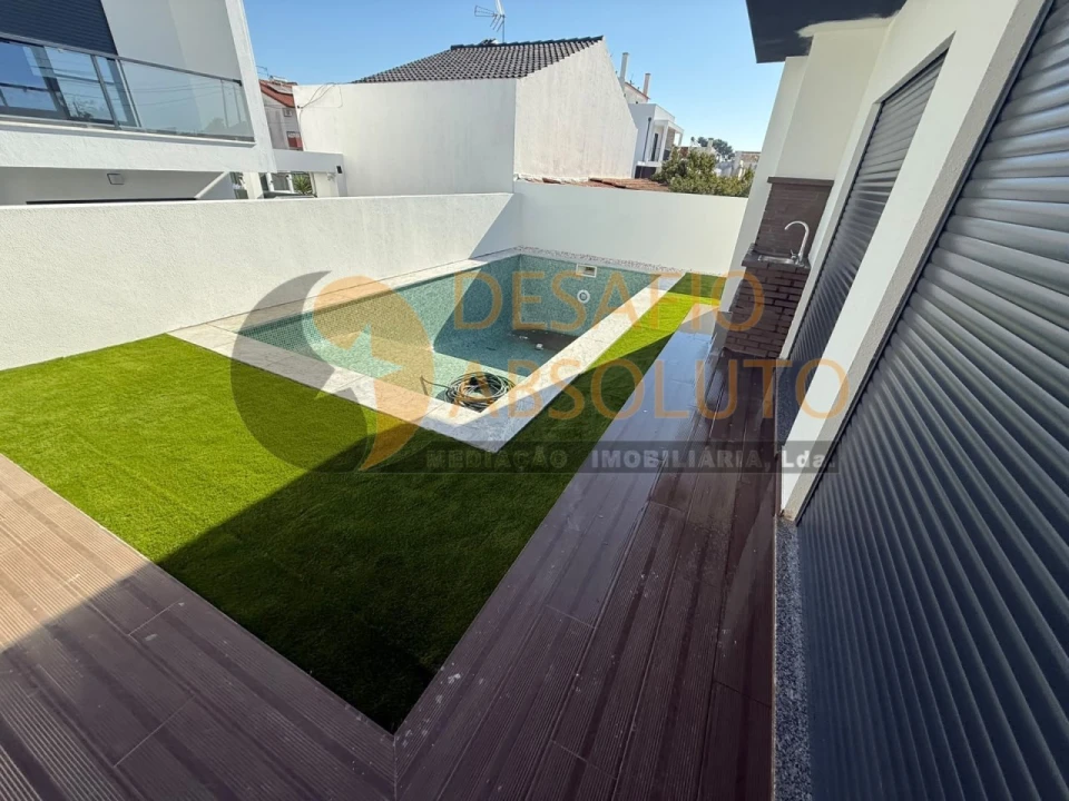 Moradia T4 para Venda em Fernao Ferro Foto 4
