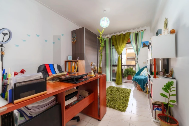 Apartamento T2 para Venda em Quelfes Foto 13