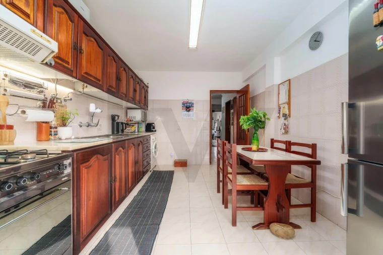 Apartamento T2 para Venda em Quelfes Foto 3