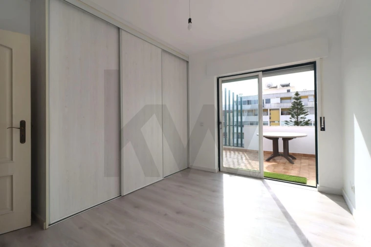 Apartamento T2 para Venda em Faro (Sé e São Pedro) Foto 2