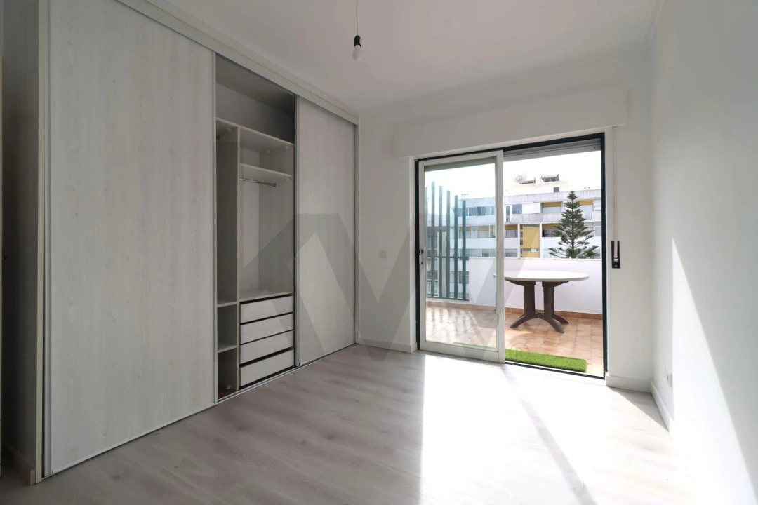 Apartamento T2 para Venda em Faro (Sé e São Pedro) Foto 3