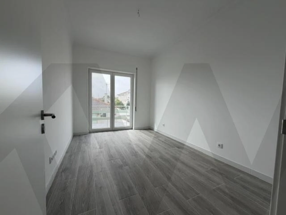 Apartamento T2 para Arrendamento em Porto Salvo Foto 13