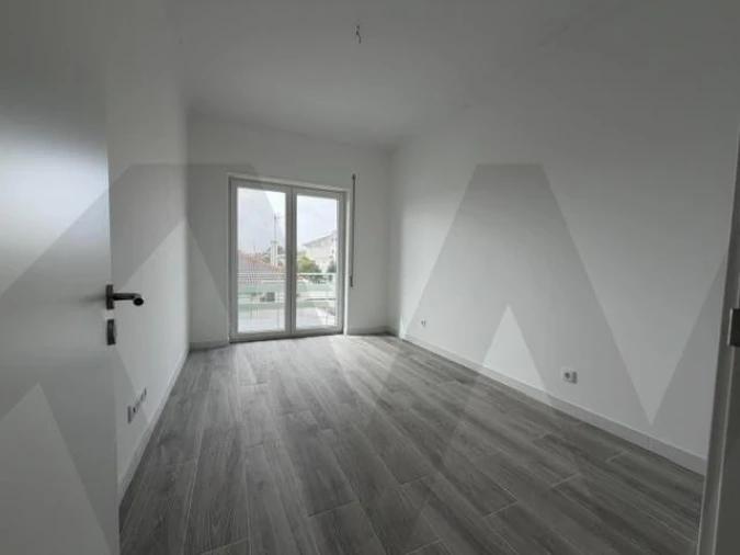 Apartamento T2 para Arrendamento em Porto Salvo Foto 13