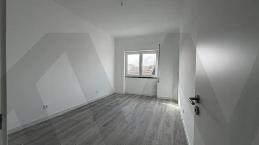Apartamento T2 para Arrendamento em Porto Salvo Foto 9