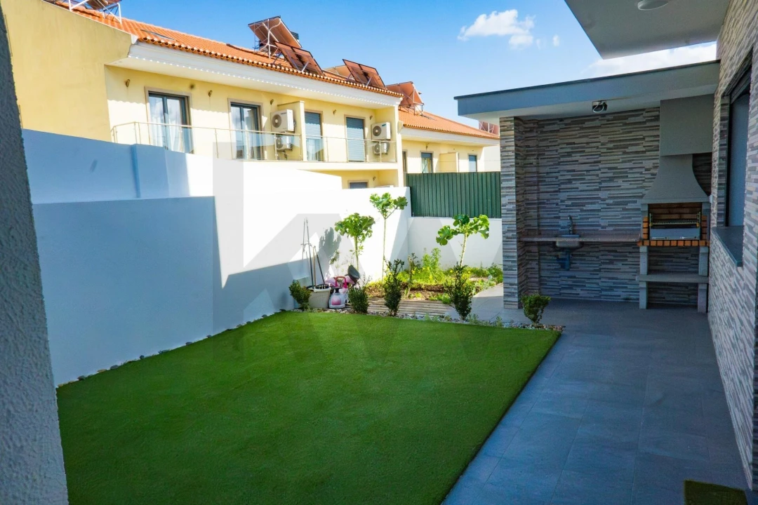 Moradia T3 para Venda em Pontinha e Famões Foto 44