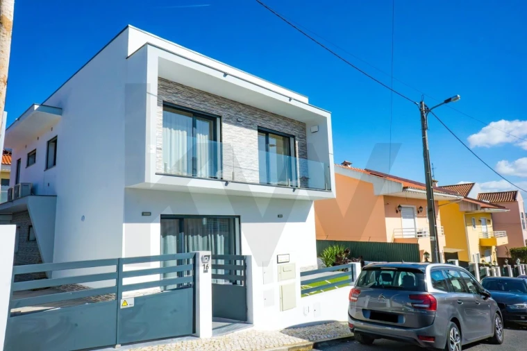 Moradia T3 para Venda em Pontinha e Famões Foto 2