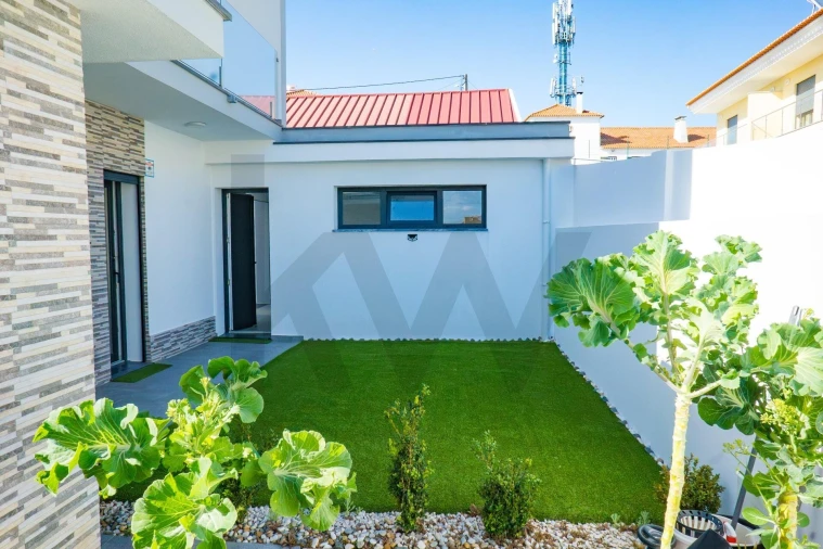 Moradia T3 para Venda em Pontinha e Famões Foto 47