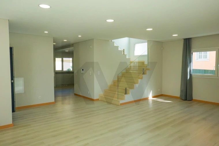 Moradia T3 para Venda em Pontinha e Famões Foto 12