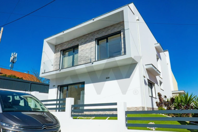 Moradia T3 para Venda em Pontinha e Famões Foto 3