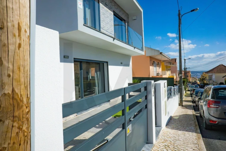 Moradia T3 para Venda em Pontinha e Famões Foto 5