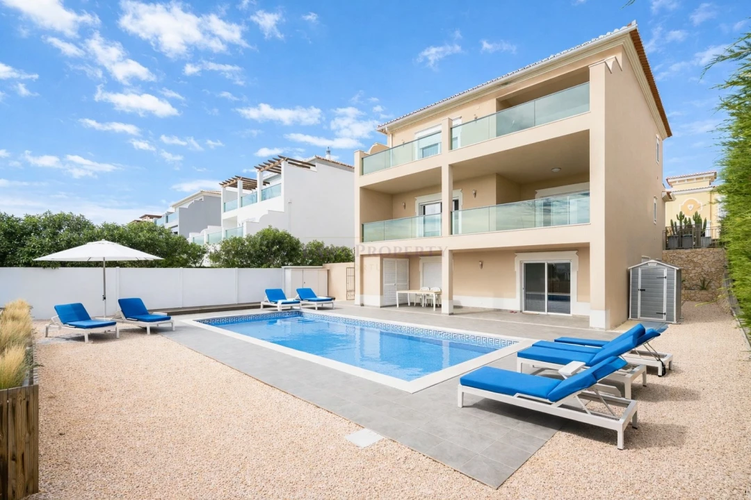 Moradia T5 para Venda em Lagos (São Sebastião e Santa Maria) Foto 1