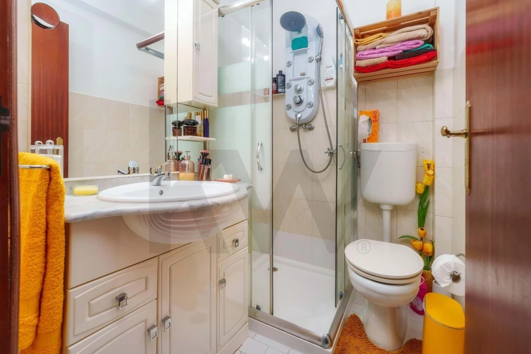 Apartamento T2 para Venda em Quelfes Foto 15