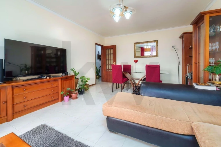 Apartamento T2 para Venda em Quelfes Foto 8