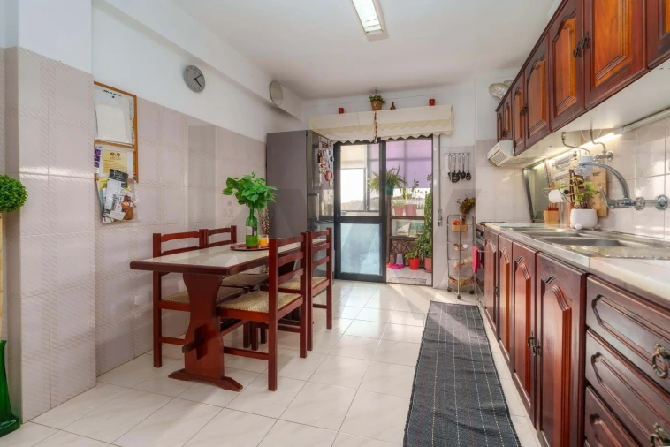 Apartamento T2 para Venda em Quelfes Foto 2