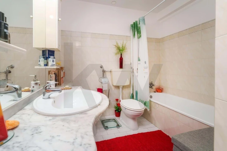 Apartamento T2 para Venda em Quelfes Foto 11