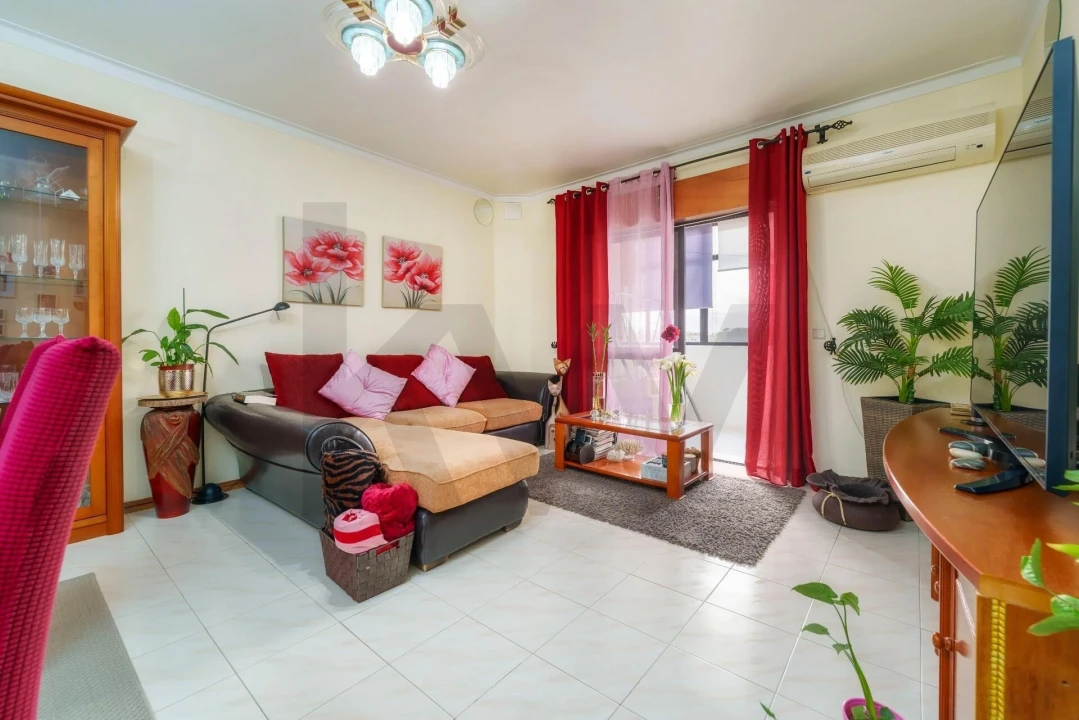 Apartamento T2 para Venda em Quelfes Foto 6