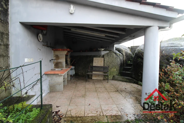 Moradia T3 para Venda em Orgens Foto 13