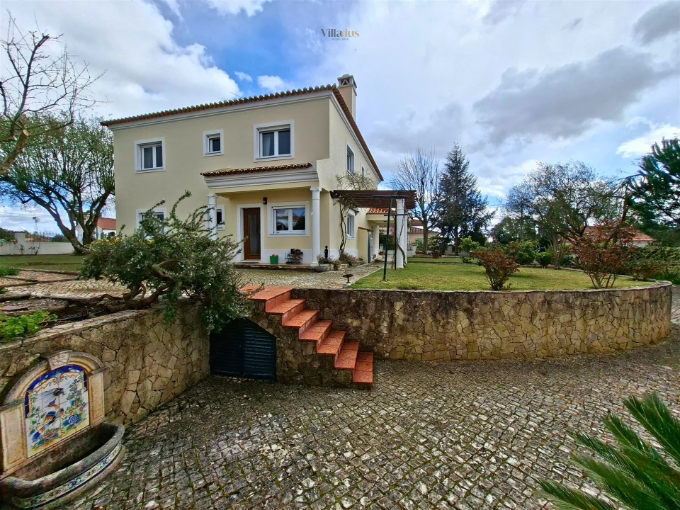 Moradia T5 para Venda em Casais e Alviobeira Foto 7