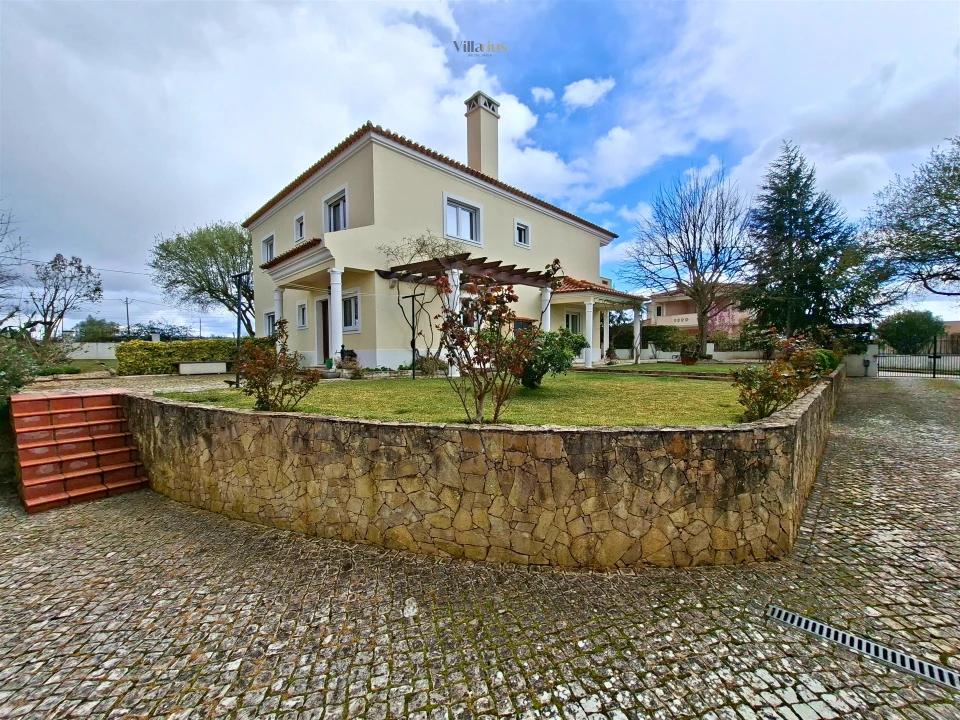 Moradia T5 para Venda em Casais e Alviobeira Foto 6