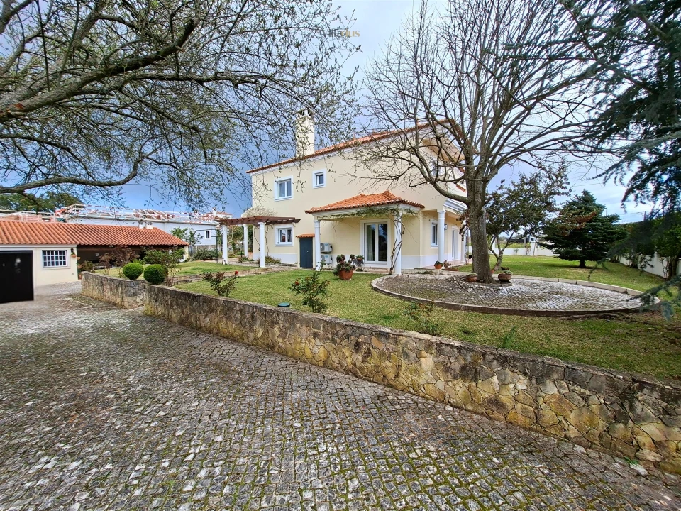 Moradia T5 para Venda em Casais e Alviobeira Foto 4