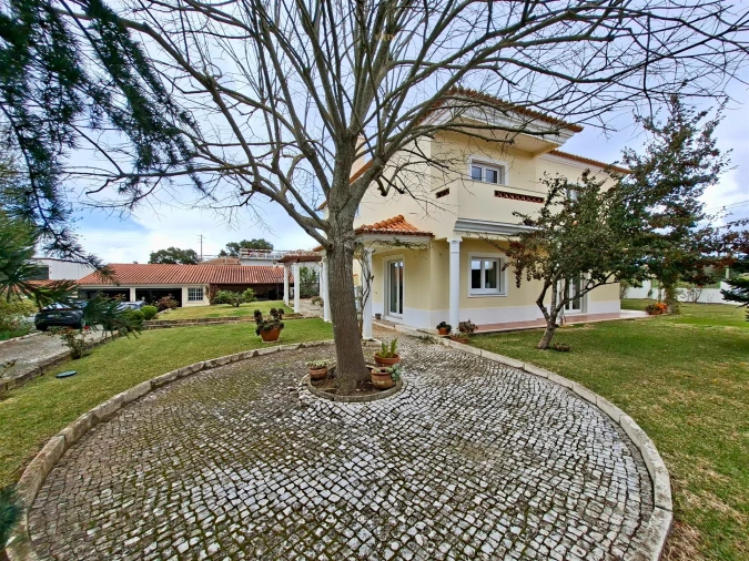 Moradia T5 para Venda em Casais e Alviobeira