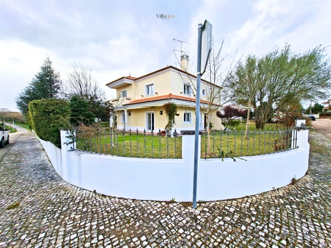 Moradia T5 para Venda em Casais e Alviobeira Foto 103