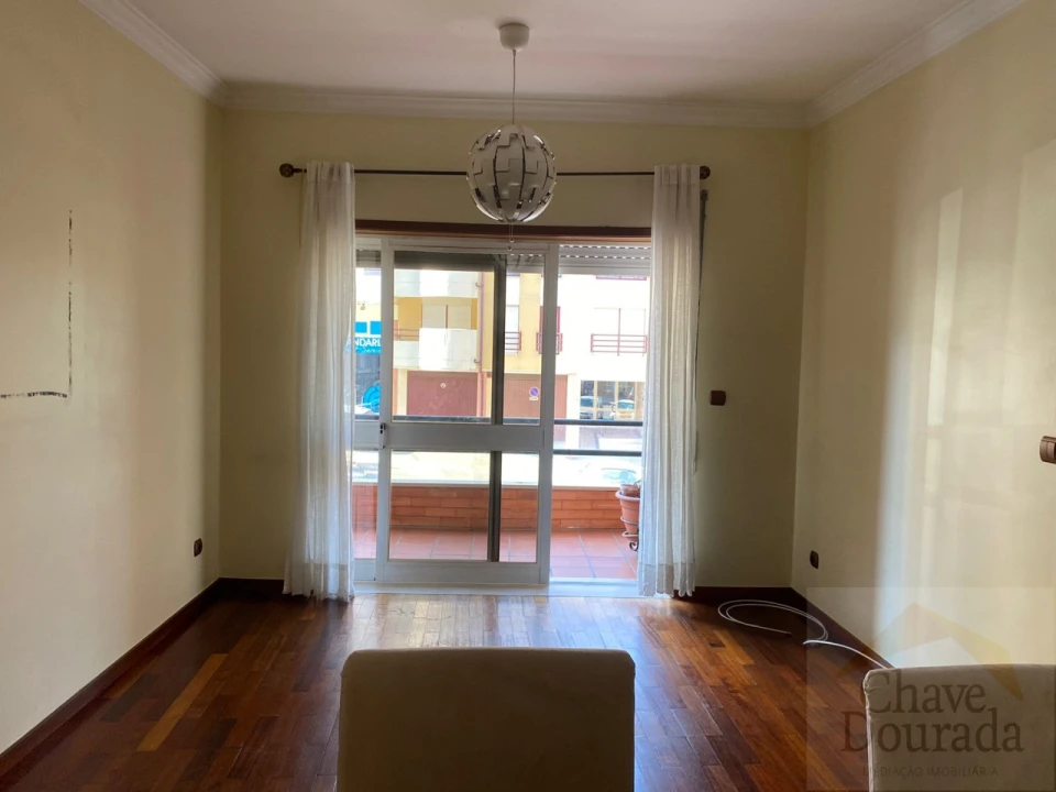 Apartamento T2 para Arrendamento em Santo Antonio dos Olivais Foto 1