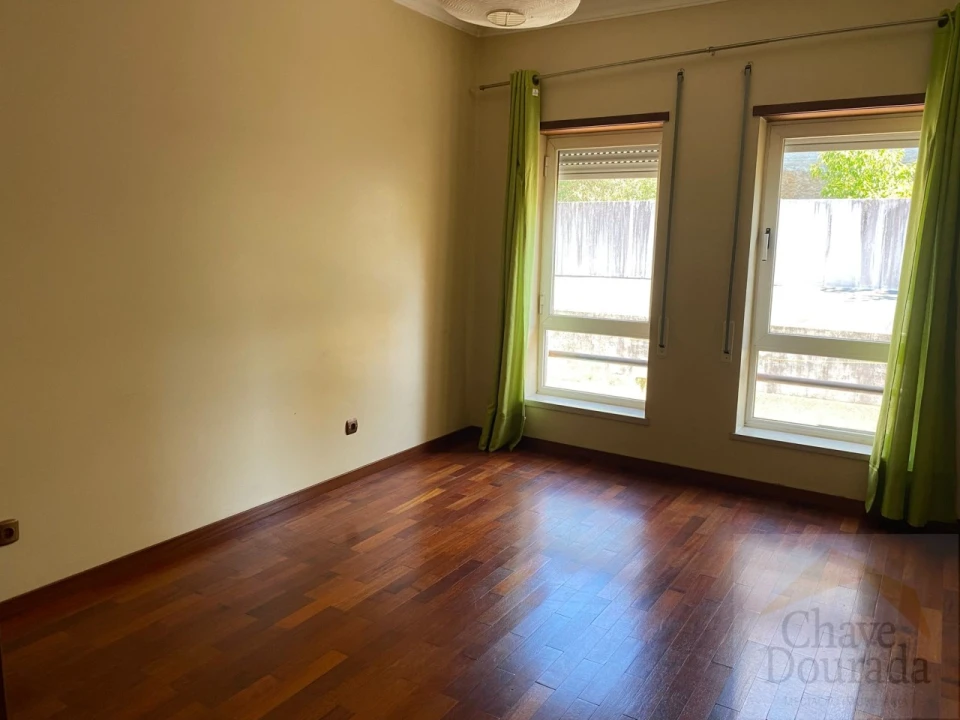 Apartamento T2 para Arrendamento em Santo Antonio dos Olivais Foto 8